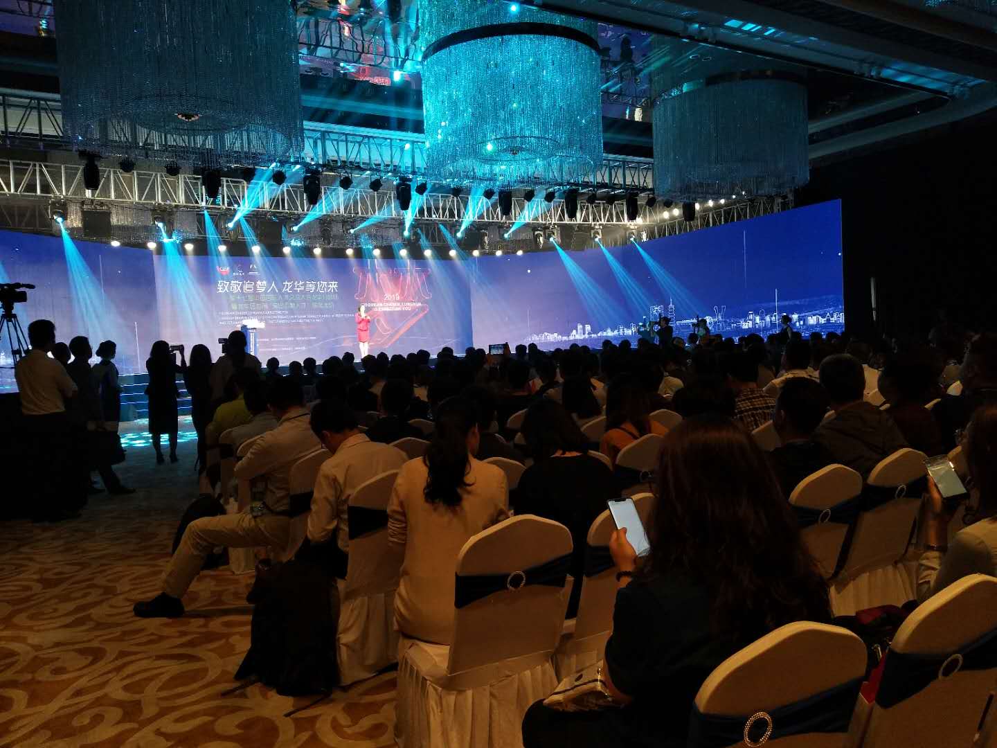 04.15-第十七届中国国际人才交流大会龙华分会场暨“突出贡献人才”颁奖活动